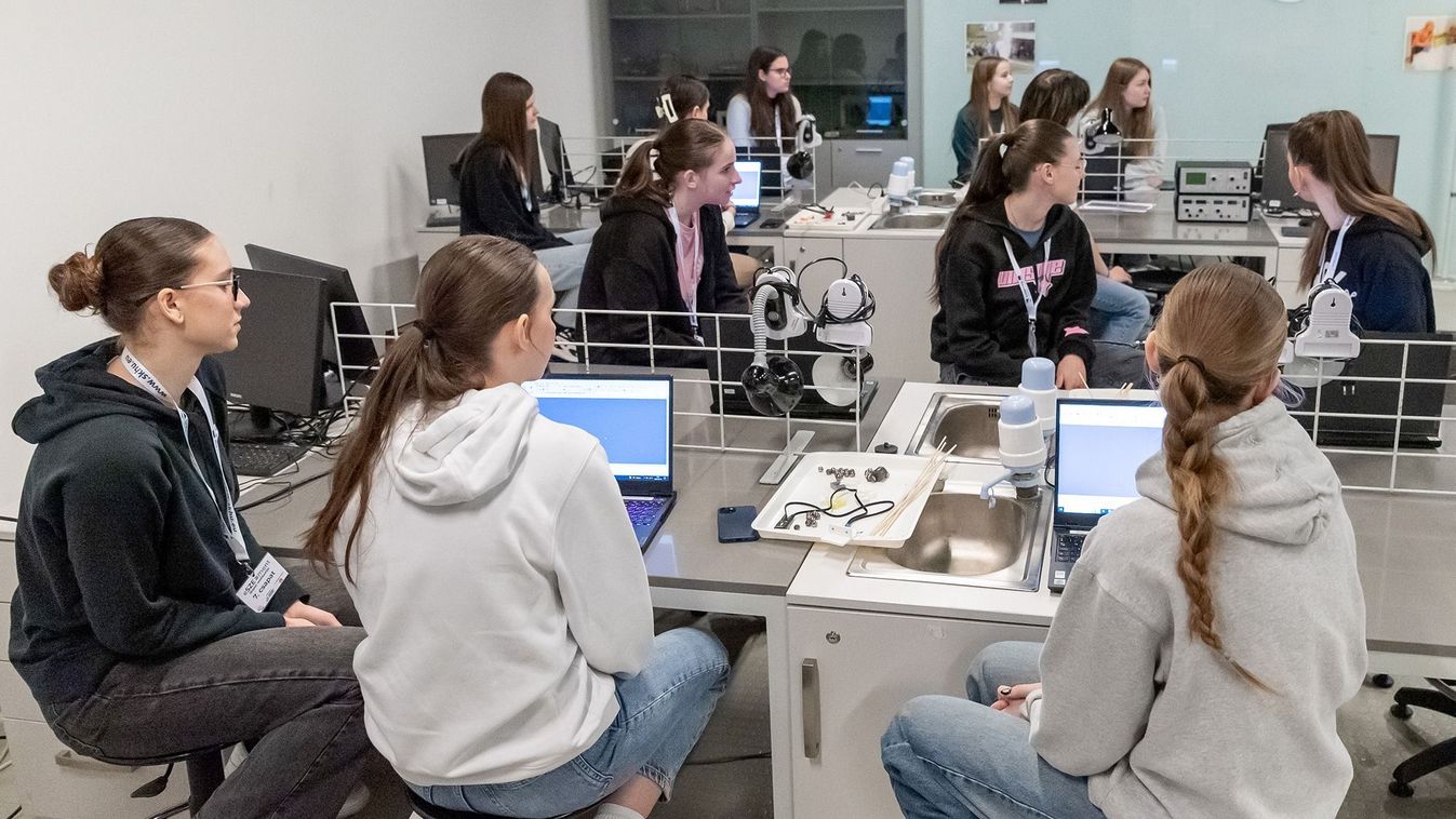 Pályaválasztás előtt álló lányok vetélkedtek a Mobilisben a Széchenyi-egyetem programján