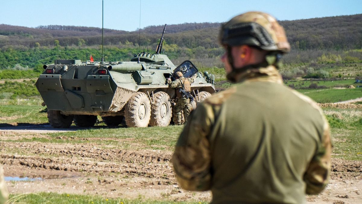 A BTR 80 harcjármű toronyfegyvereivel is gyakoroltak a katonák a szomódi lőtéren. 