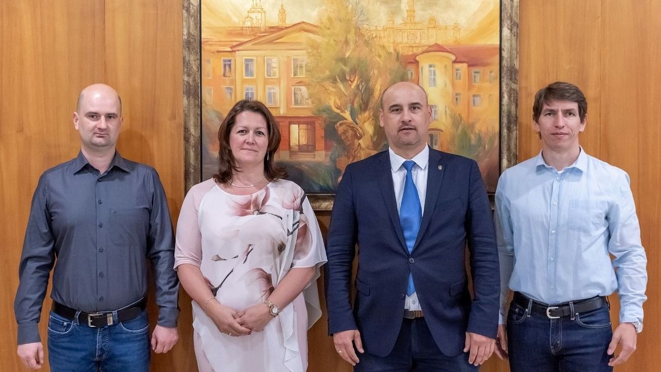 Pályaorientációs és tehetséggondozó programot tart lányoknak a Széchenyi István Egyetem Apáczai-kara