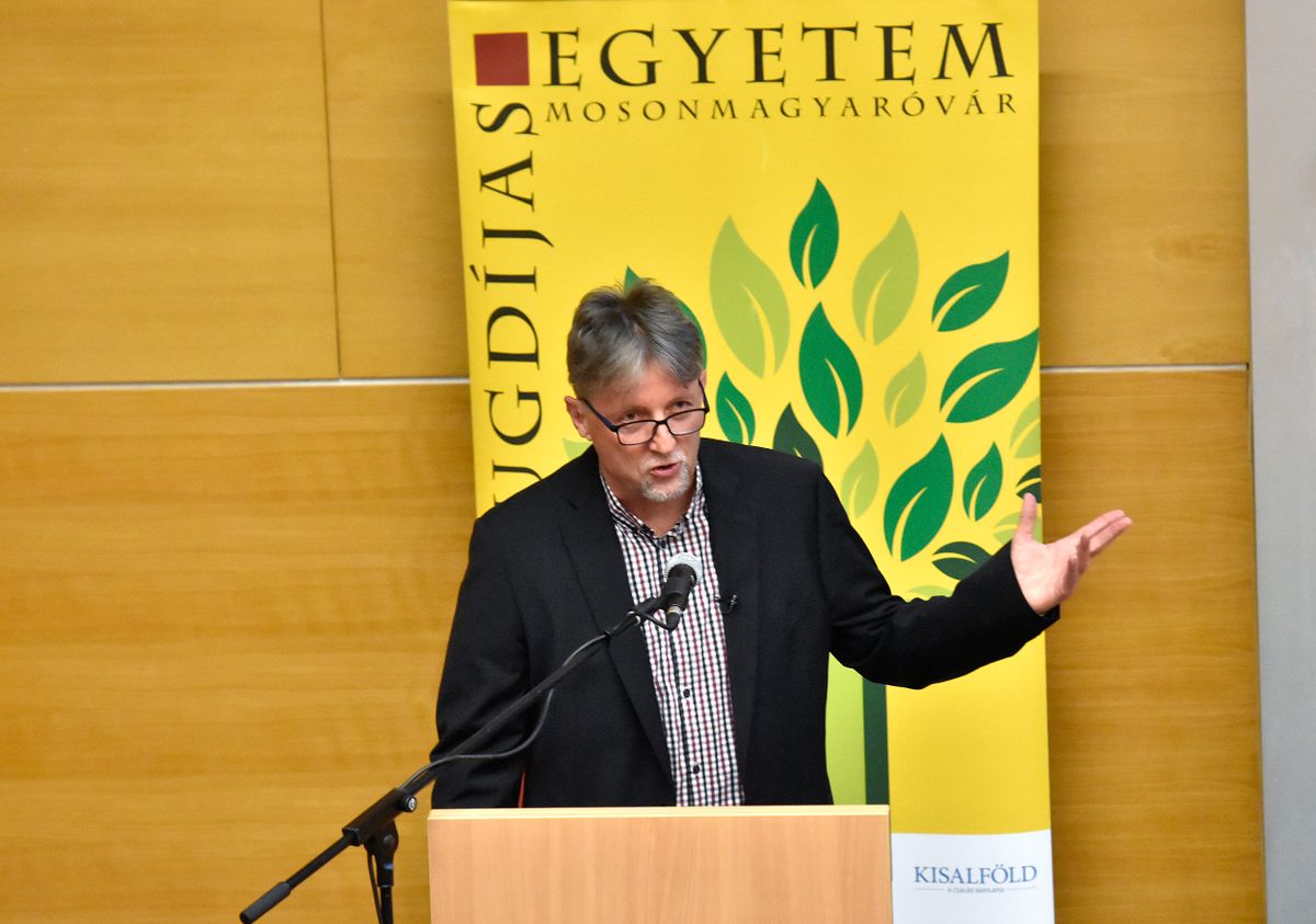 Hírek és álhírek a magyar médiában címmel tartott előadást Varga Ottó, a Kisalföld főszerkesztője a Nyugdíjas Egyetemen.