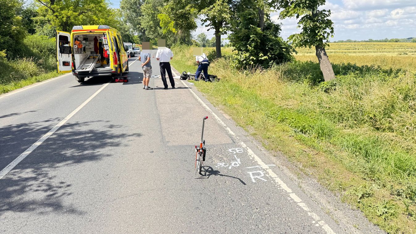Motoros és személyautó ütközött Pannonhalmánál a 82-esen - Mentőhelikopter is érkezett a helyszínre - videó, fotók