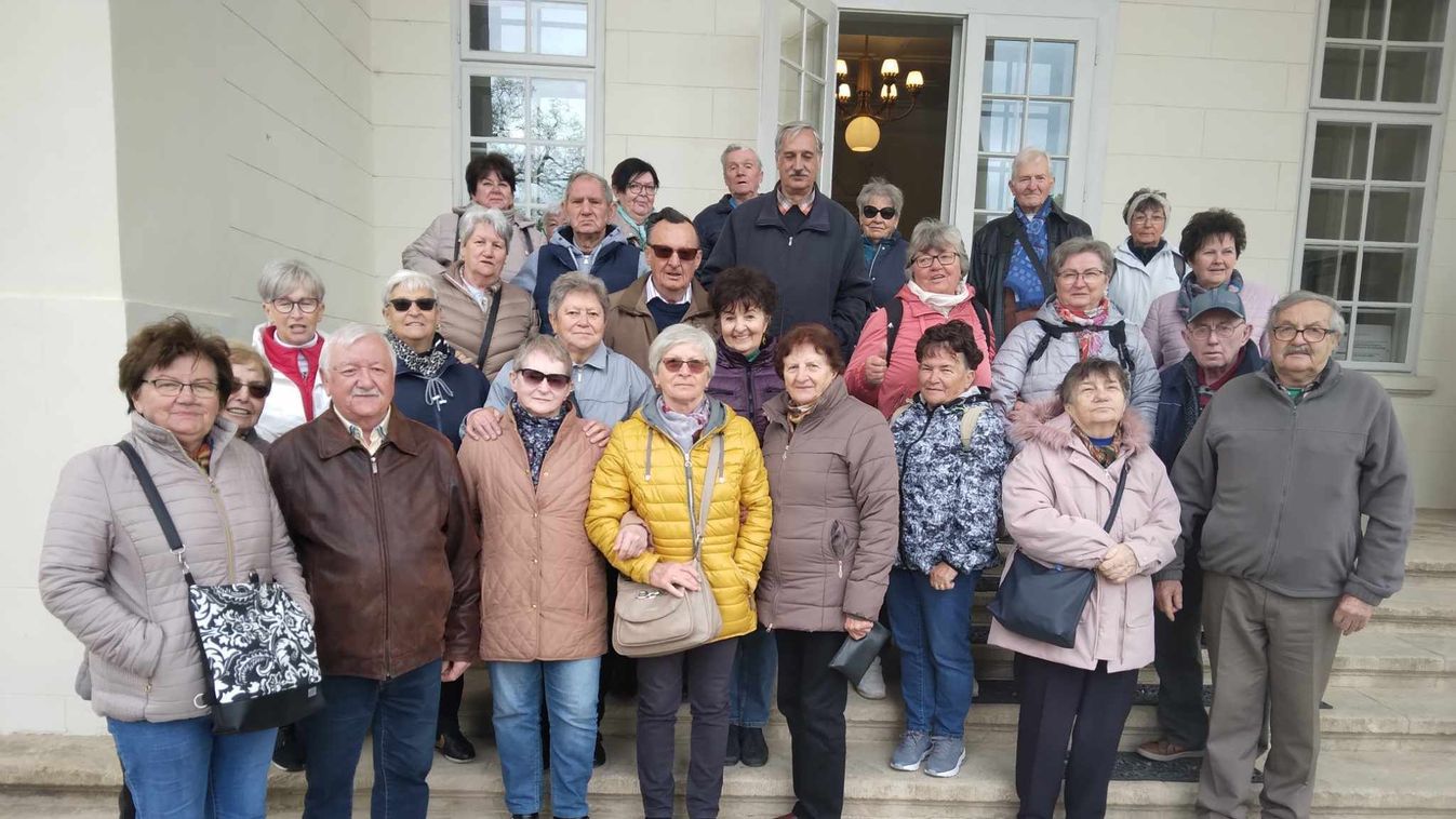 KISALFOLD – Az Országházba látogatott a győrszentiváni Aranyeső Nyugdíjas Klub