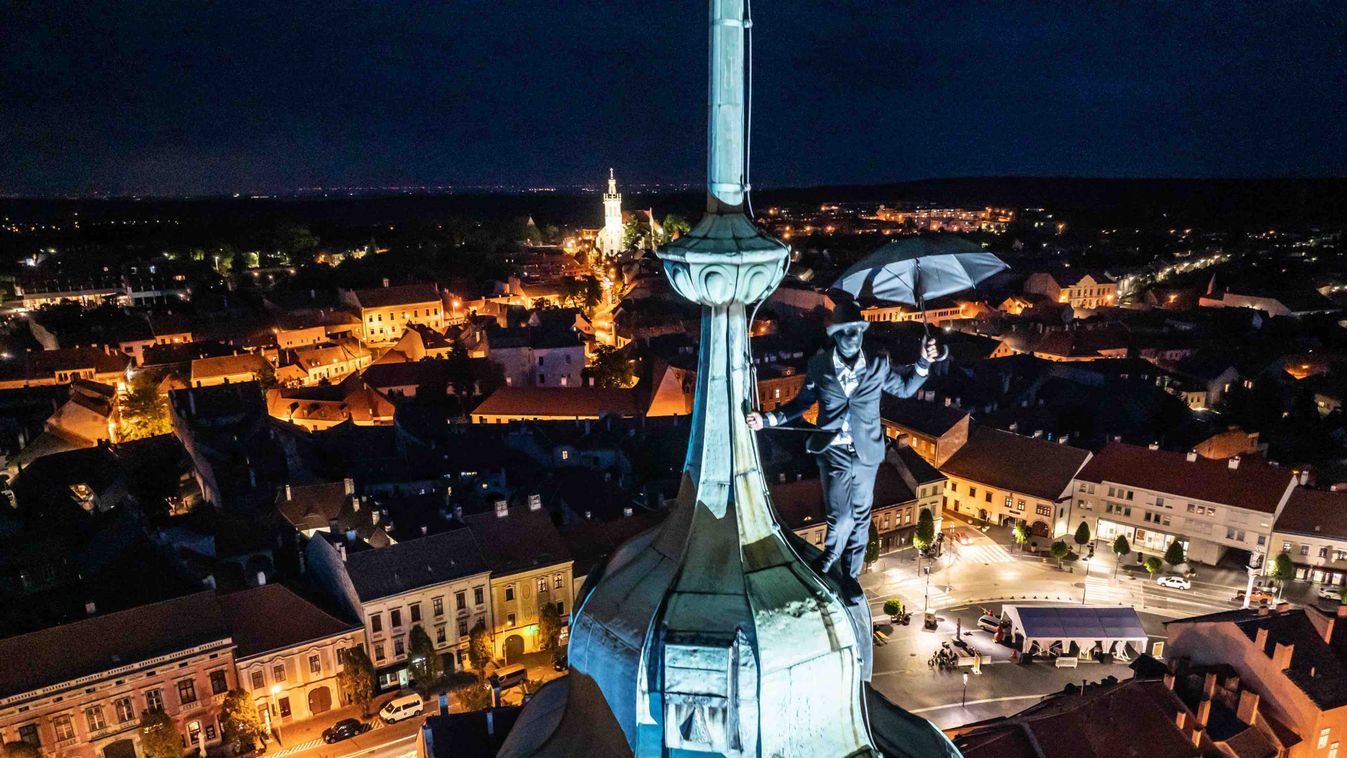 Négy év után újra felbukkant a titokzatos Esernyős Ember  - A soproni Tűztorony tetején sétált - fotók