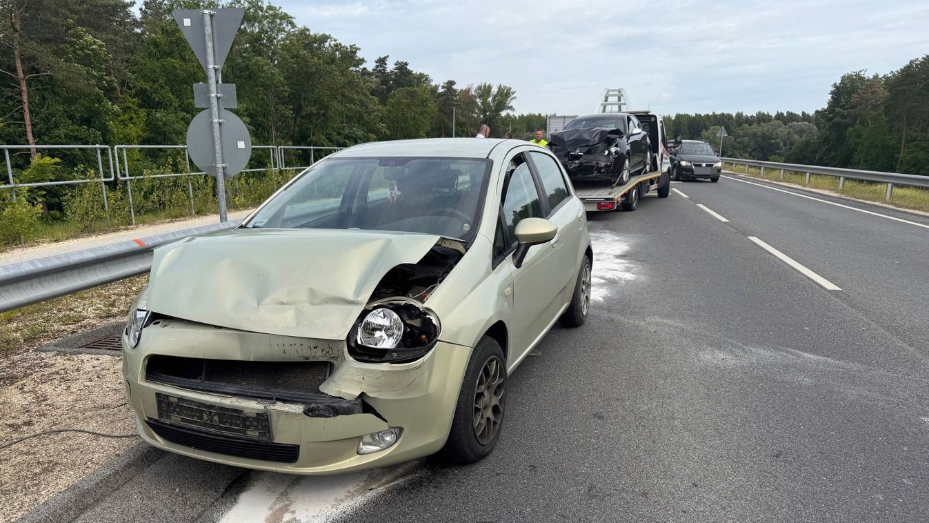 Hármas karambol történt a 813-as főúton, Győr határában - fotók