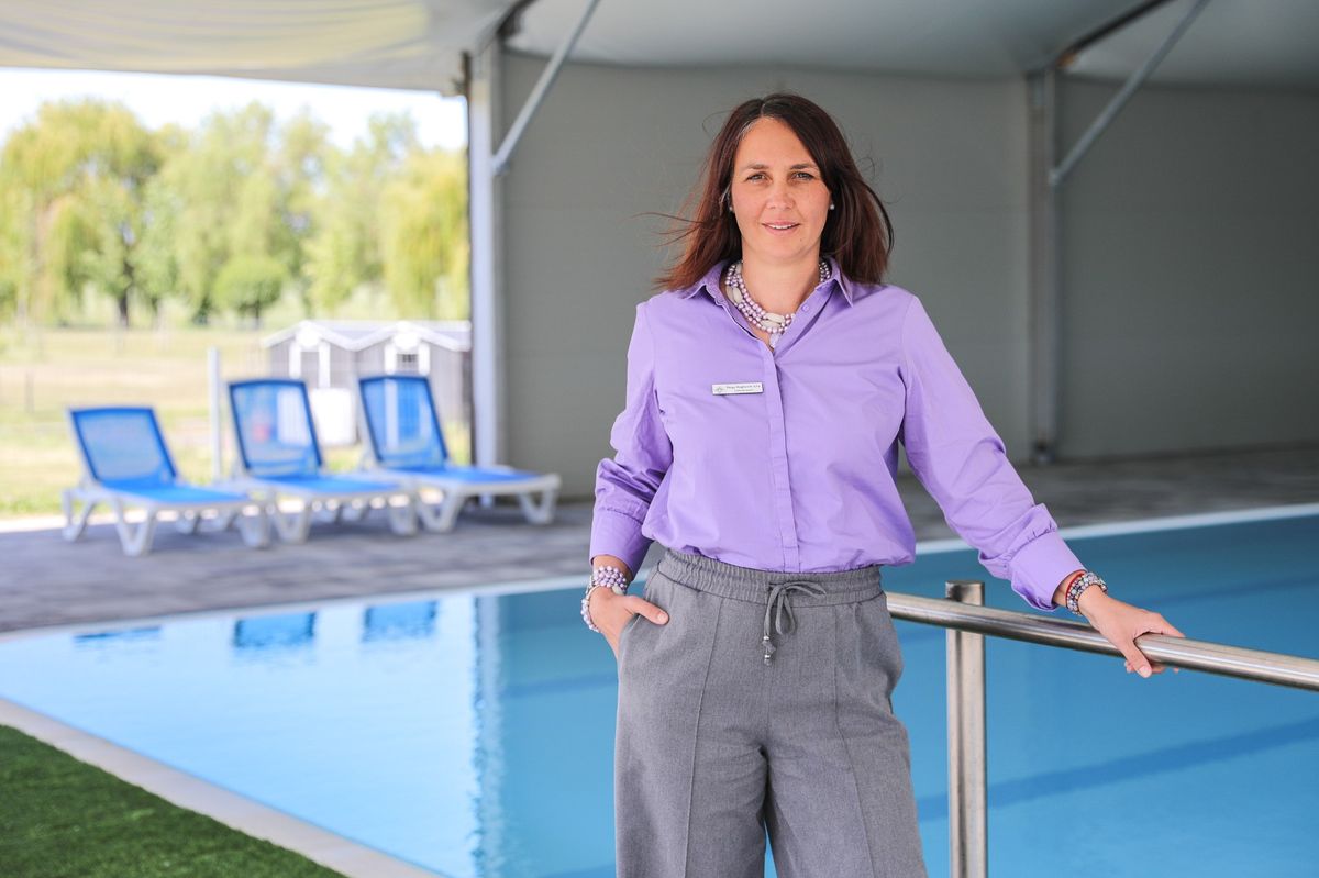 Kinyitott a kinti medence-tér a győri Gyirmót Sport & Wellness Hotelben. Képünkön Nagy-Keglovich Júlia a hotel menedzsere.