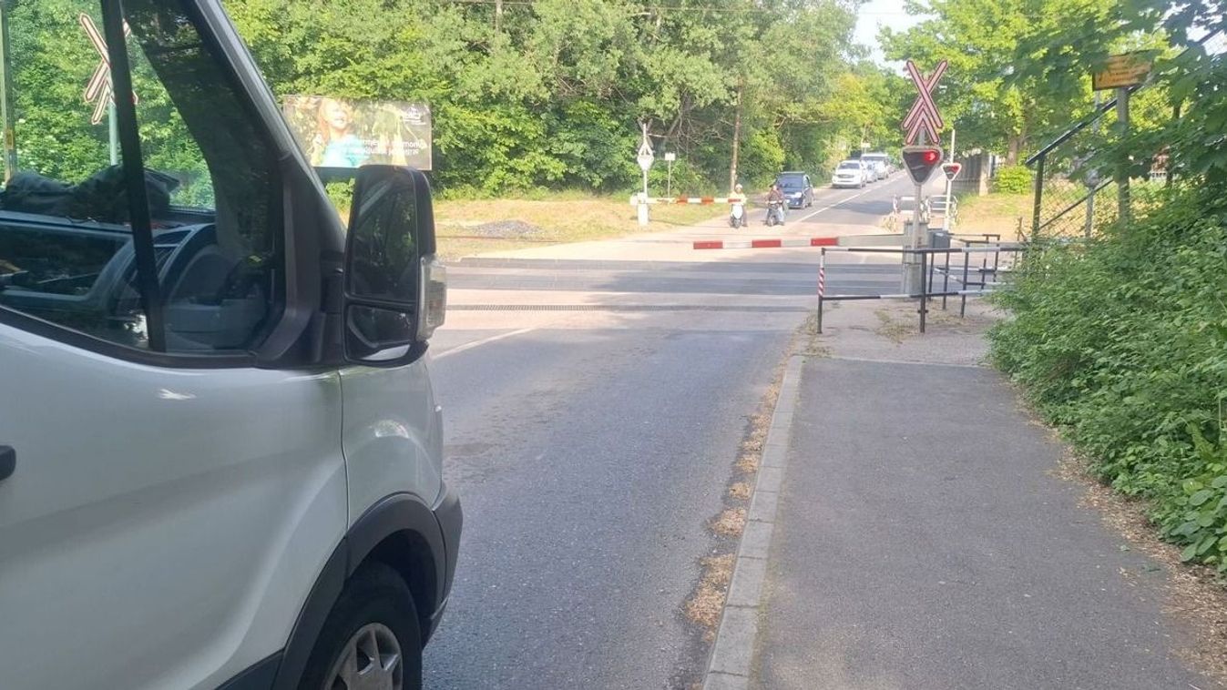24 percig voltak leengedve a sorompók – a MÁV elárulta, mit kell tenni, ha meghibásodik a fénysorompó