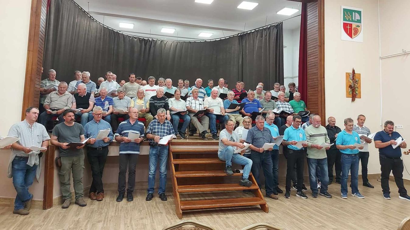 100 tagú férfi nótakör Győr-Moson-Sopron megyei énekesekkel