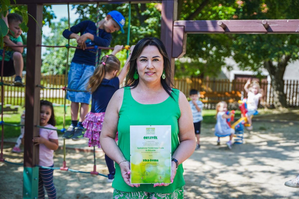 Benkőné Krankovits Melinda a Győrzámolyi Tündérrózsa Óvoda és Bölcsőde főigazgatója a „Zöld Óvoda” elismeréssel.