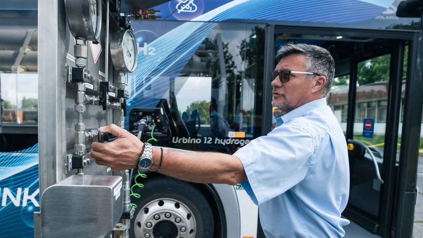 Egy óra alatt megtelik a tank - Helyi járat a tesztidőszakban Győrben a hidrogénhajtású busz