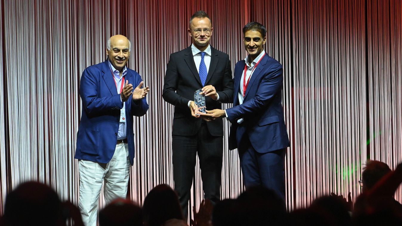 Szijjártó Péter: egyfajta "angyali kört" alkotnak az autógyártók és a beszállítók beruházásai (videó)