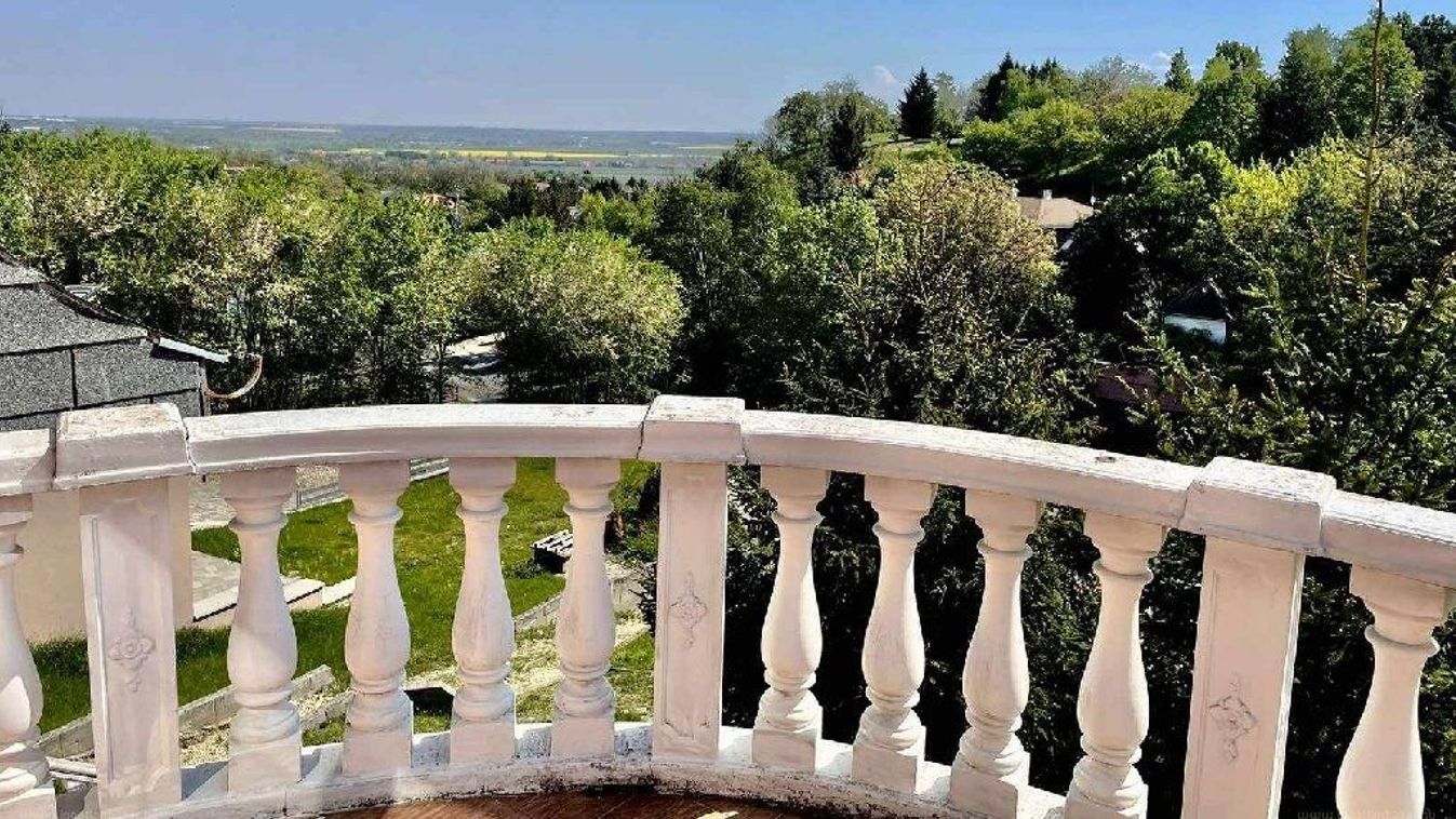 210 millióért luxusvillába költözhet Győrújbaráton