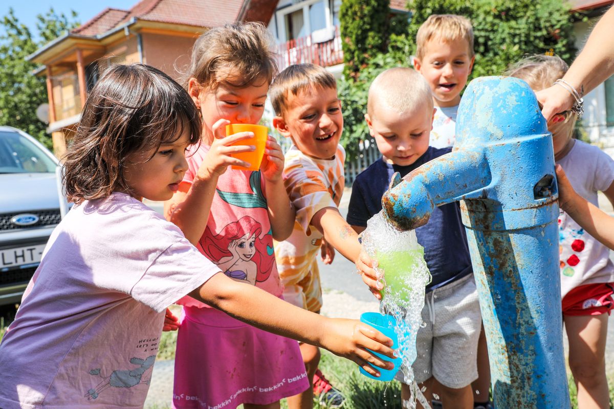 Kiváló minőségű Győr-Moson-Sopron ivóvize – Térségünk területén a földalatti vízkészlet annyira jó minőségű, hogy a kezelés során nincs szükség fertőtlenítésre. Felvételünkön a nagybajcsi óvodások, akik amikor csak tehetik, vízzel oltják szomjukat a nagy melegben két játék között. 