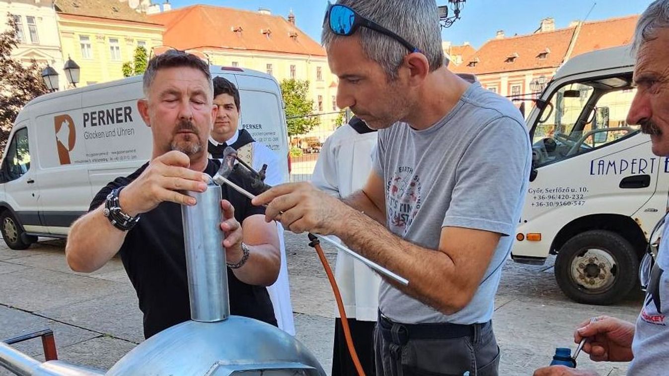 Időkapszula került a győri bencés templom újraépített huszártornyának gömbjébe - Fotók