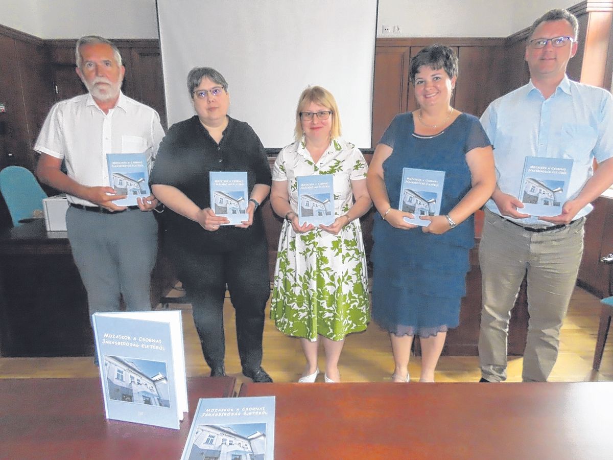 A szerzők (balról), dr. Horváth József, Aszt Ágnes, dr. Sándor Viktória, Szücsné dr. Németh-Csóka Tímea és Szalay Balázs a bíróságon mutatták be a könyvet. 