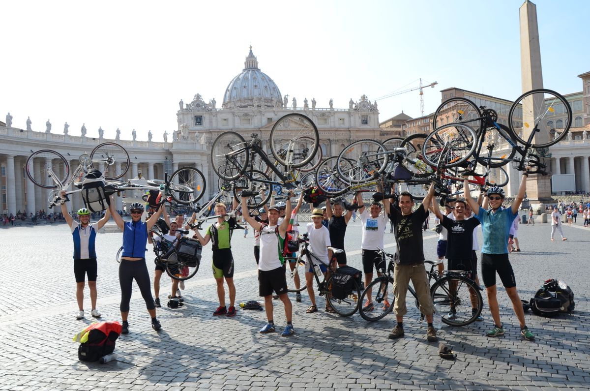 Kerékpáros zarándoklat – a bencések többször választottak már távoli célt maguknak. Csak hogy néhányat említsünk: megfordultak Rómában, Ravennában, Wittenbergben, Isztambulban, Krakkóban, Dubrovnikban és Erdélyben is.