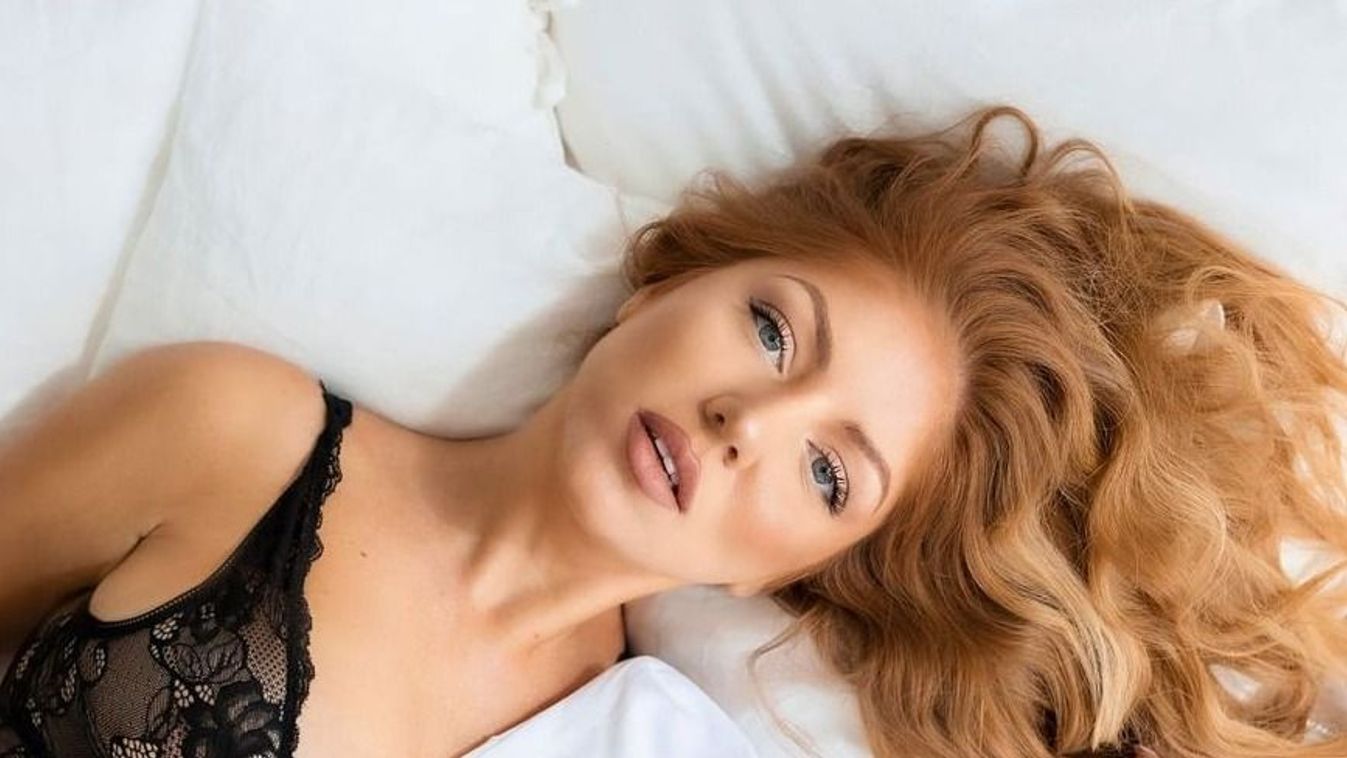 Tolvai Reni olyan kevés ruhában hever a földön, hogy sok pasi szívesen felsegítené