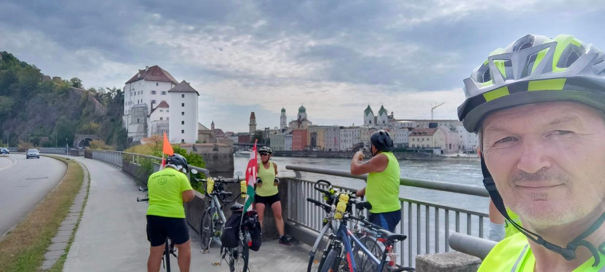 Passauban még a meleg jelentette a legnagyobb kihívást. Látássérültek és látók tandem kerékpárokkal tekernek a Paralimpiára.