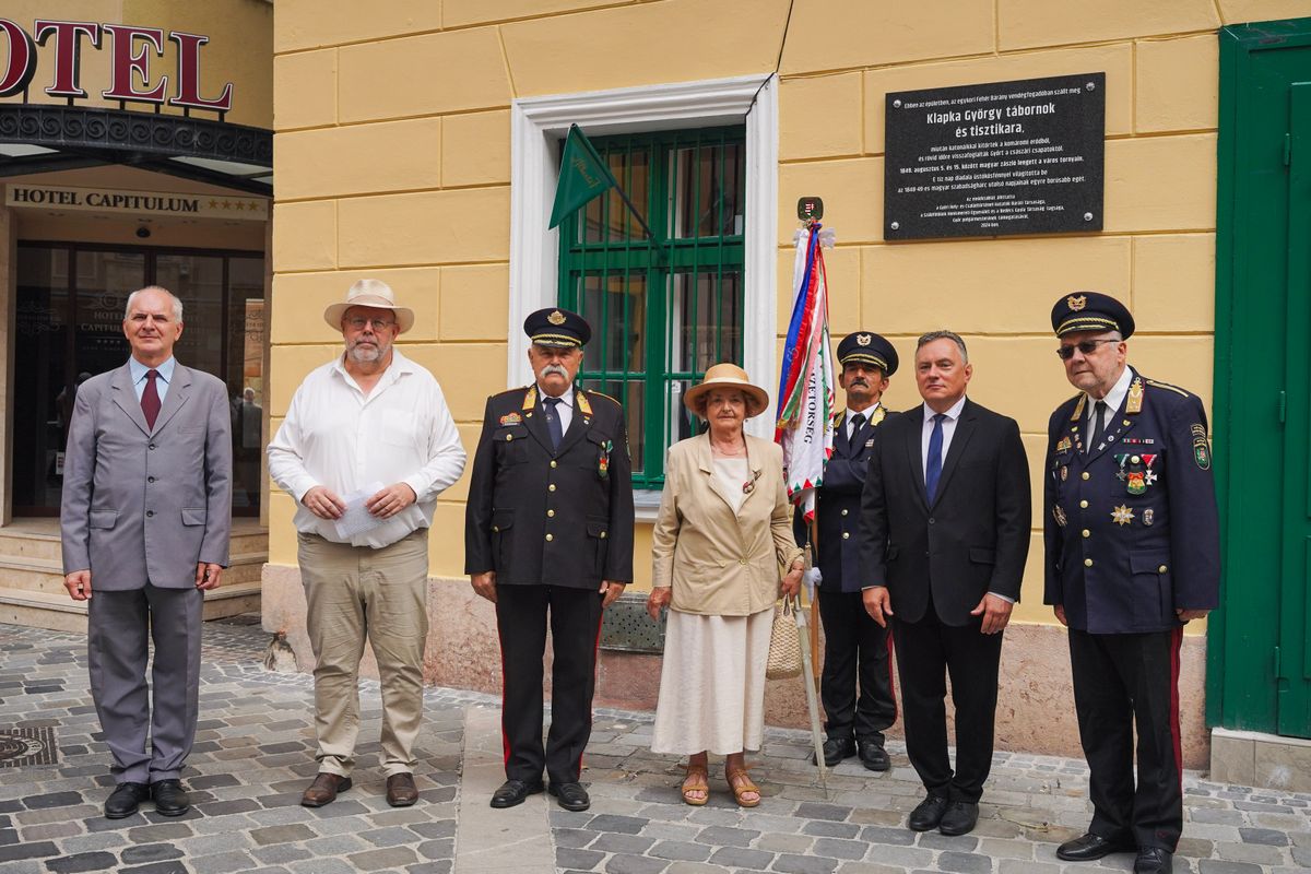 Klapka György tábornok és katonáinak tiszteletére állítottak emléktáblát Győrben.