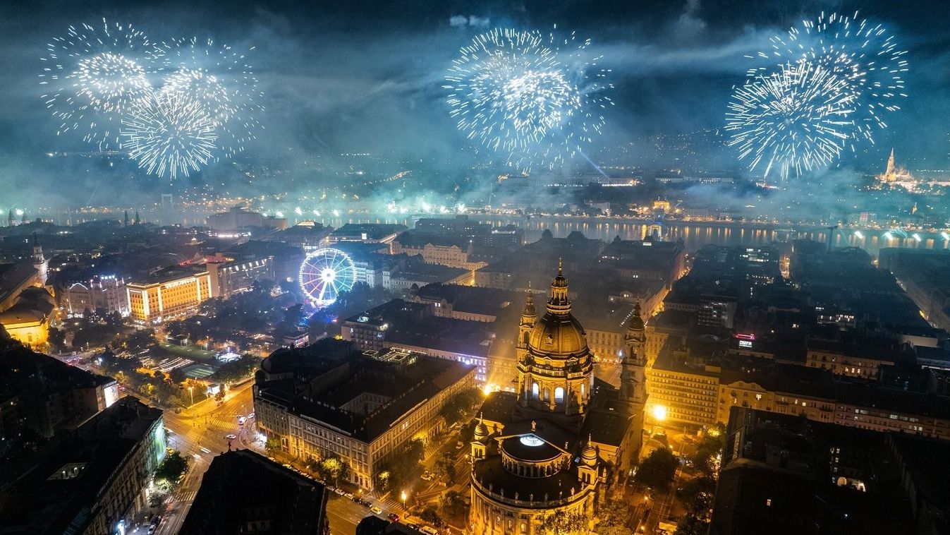 Minden eddiginél látványosabb tűzijátékot láthattak idén a Budapestre látogatók (galéria)