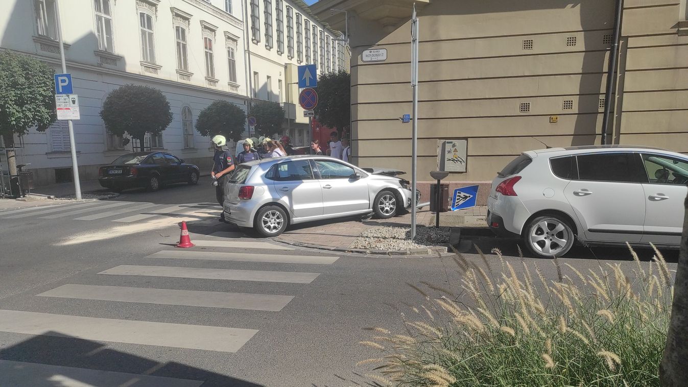 Összeütközött két autó Győr belvárosában