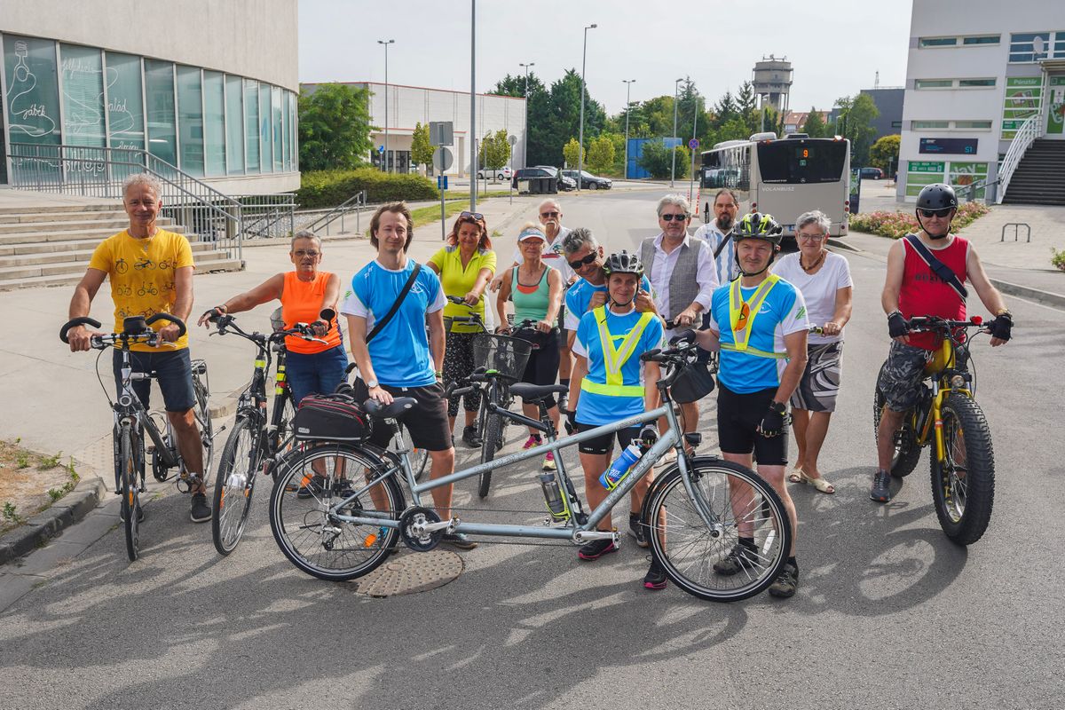 Tandemmel tekernek vármegyénk látássérültjei a paralimpia megnyitójára. Céljuk, hogy felhívják a figyelmet a parasportolók teljesítményére, és arra is, hogy bebizonyítsák: látássérültként sem lehetetlen a sportolás és a szabad- idő értékes eltöltése. 