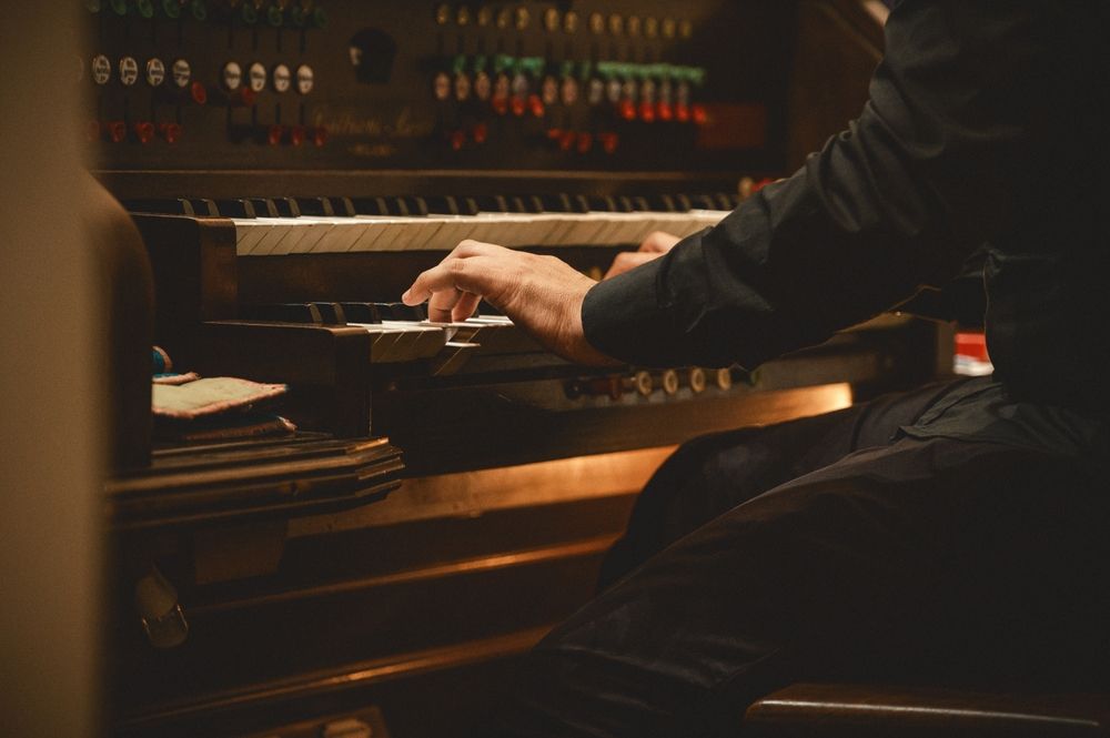 Musician,Playing,Organ,During,Wedding,Ceremony