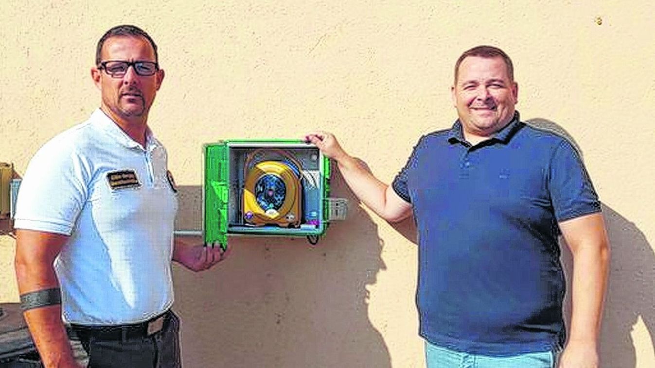 Defibrillátor a faluház falán Mihályiban