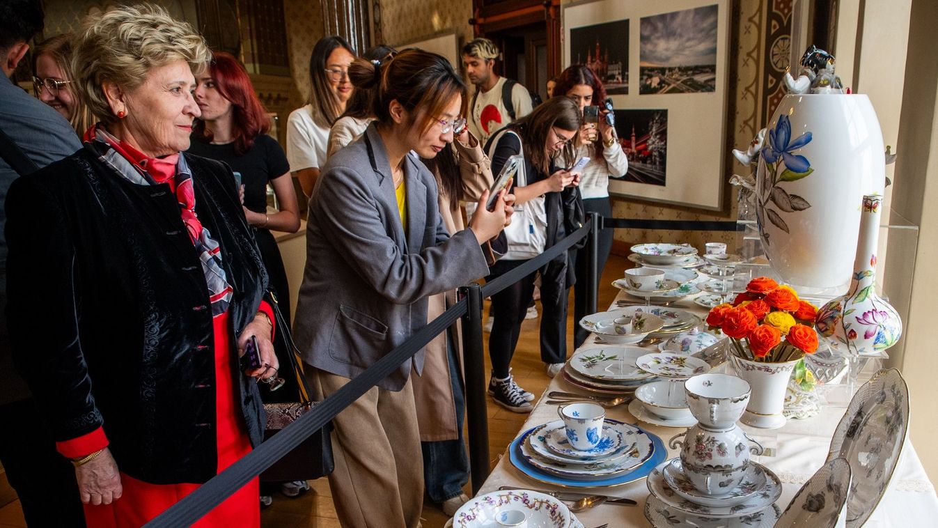 KISALFOLD – Herendi porcelán különlegességek a győri zsinagógában – fotók