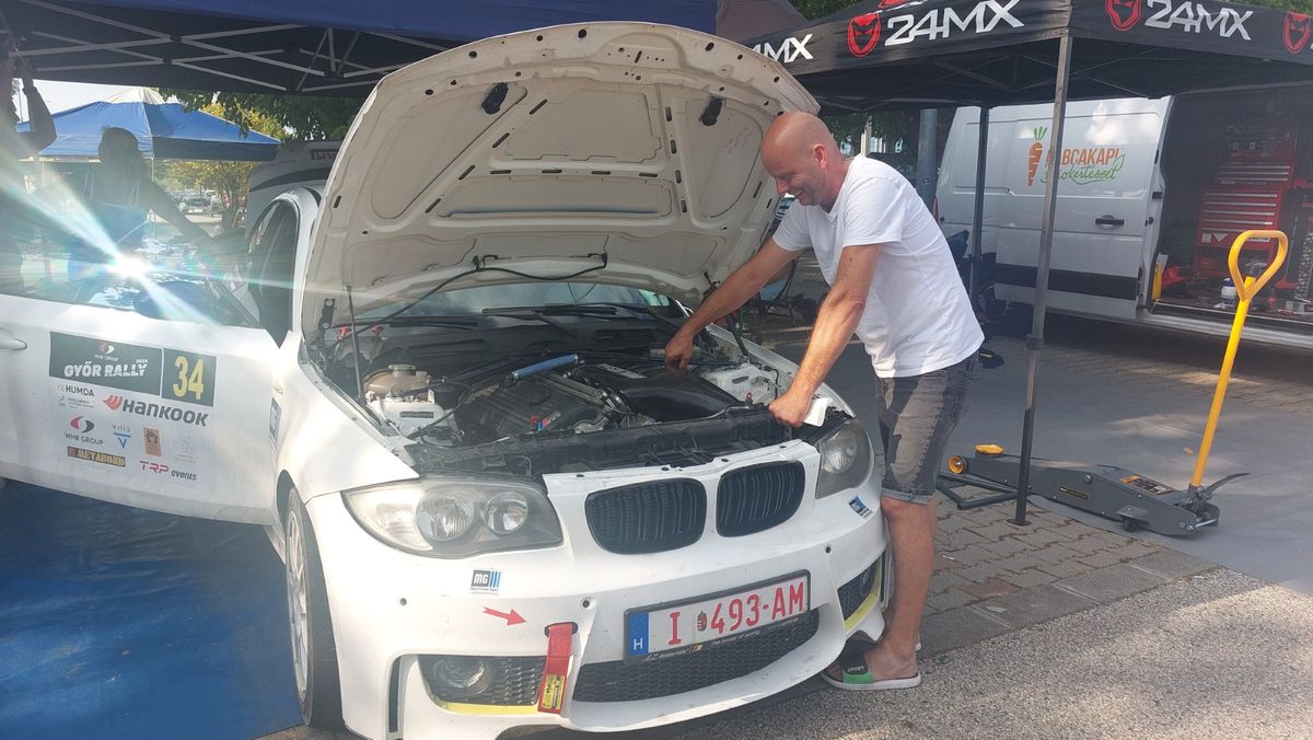 Huszár Roland holnap nem az órával versenyez majd. Szeretné, hogy a közönség a forróság a lehető legjobban szórakozzon a II. WHB Győr Rally-n.