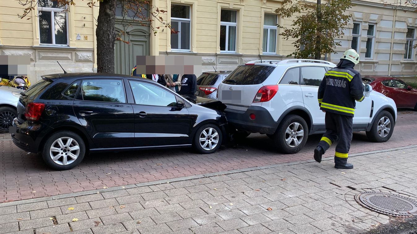 Két autó ütközött Sopronban - fotók