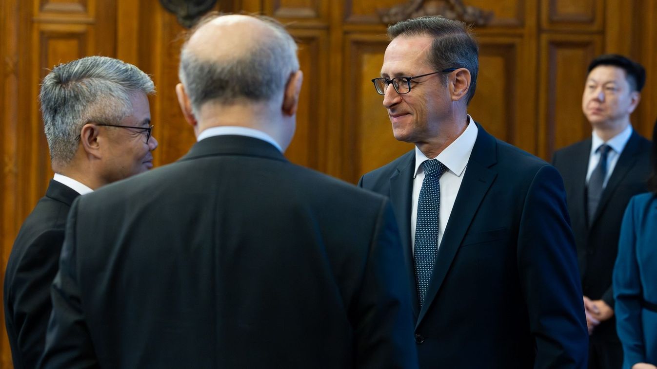 A világ negyedik legnagyobb bankjának vezetőivel tárgyalt Varga Mihály