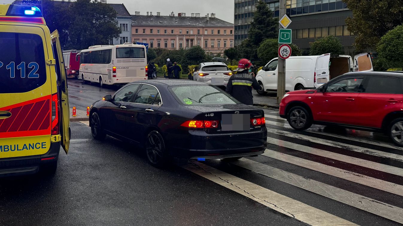 Furgon és busz koccant össze Győrben a Baross hídnál - Fotók