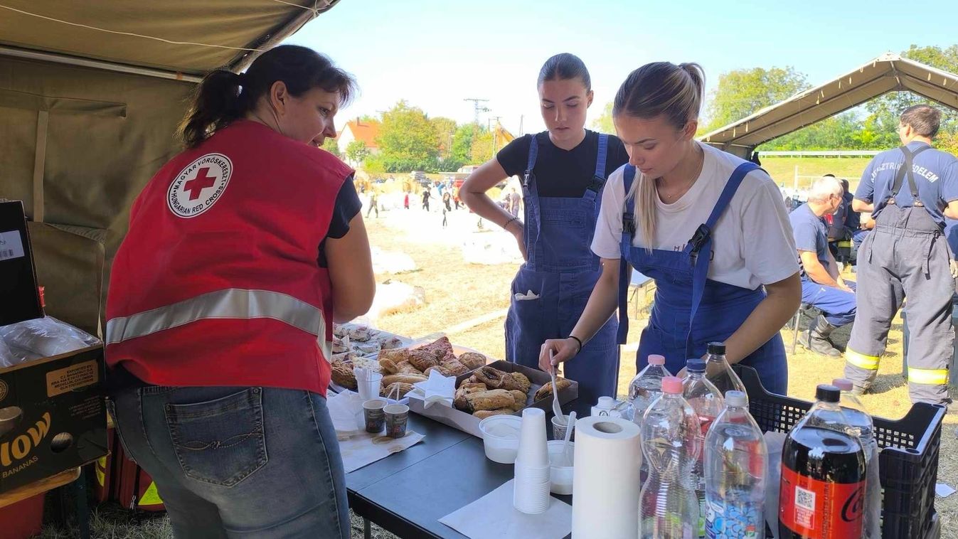 Egy emberként mozdultak meg a vöröskeresztesek, sérülteket is elláttak a gátakon Győr-Moson-Sopronban