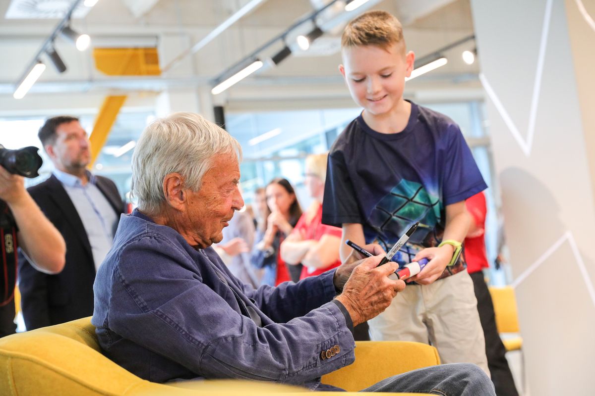 A Rubik-kocka bajnokság résztvevői személyesen is találkozhattak Rubik Ernővel. A pódium beszélgetés után dedikálásra és közös fotóra is volt  idő.