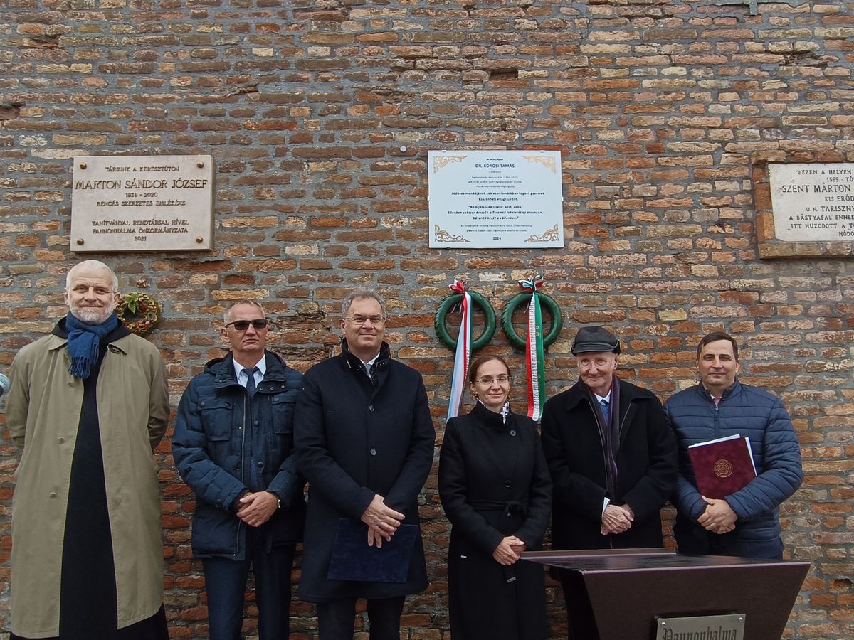 Emléktáblát avattak dr. Kőrösi Tamás emlékére, aki két évtizeden keresztül vezette a győri Kaáli Intézetet.