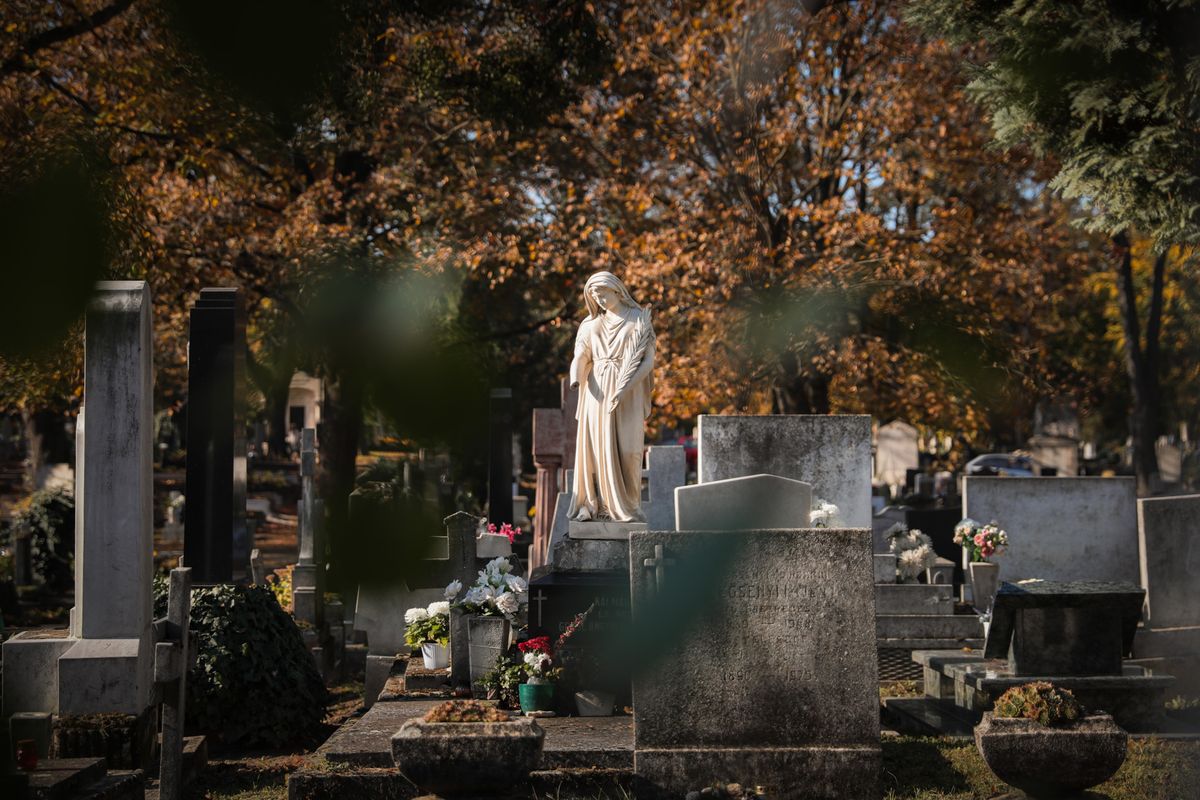 Mindenszentek és halottak napján a győri temető régi sírjainál is emlékezhetünk.