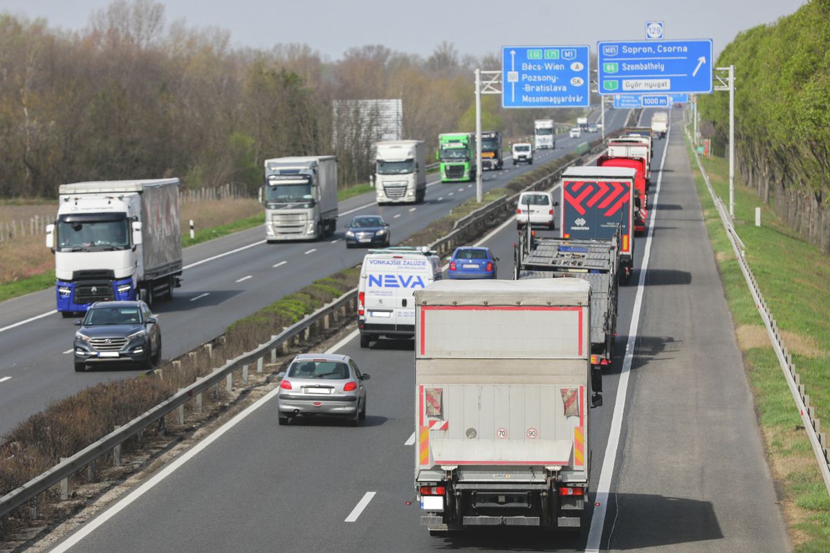 Budapesttől Győrig 3+1 sávra bővítik az M1-est. AZ összes felüljárót és hidat át kell építeni.