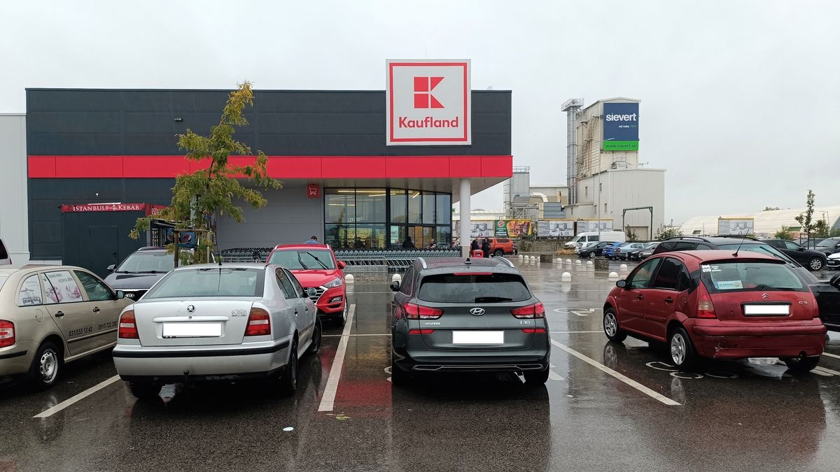 A nagymegyeri Kaufland előtt minden ötödik autó magyar volt látogatásunkkor