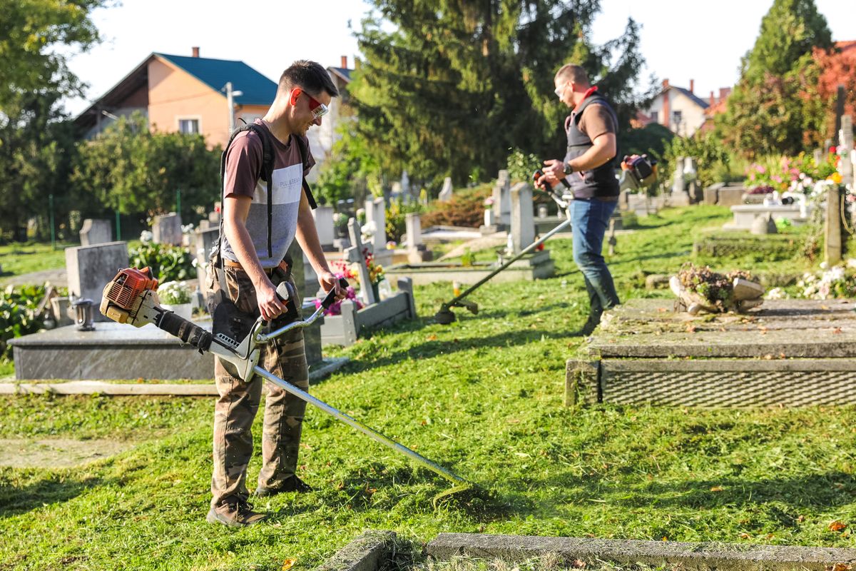 A temető szépítését Tényőn közösen végezte a lakosság a hét végén.