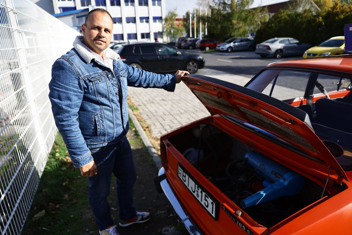 Veterán autójával tanít vezetni Szabolcsi Tibor oktató.