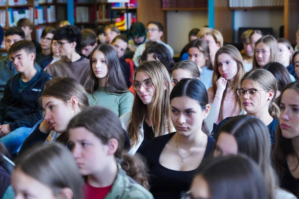 Megtelt a Kazinczy könyvtár terme. A fiatalok érdeklődve hallgatták a rendhagyó zene órát.