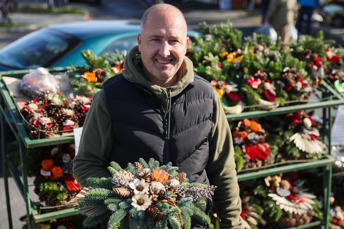 Mindenszentek és halottak napja előtt a győri nádorvárodi temetőnél kínálja a  megemlékezéshez szükséges kellékeket Fias Szabolcs.