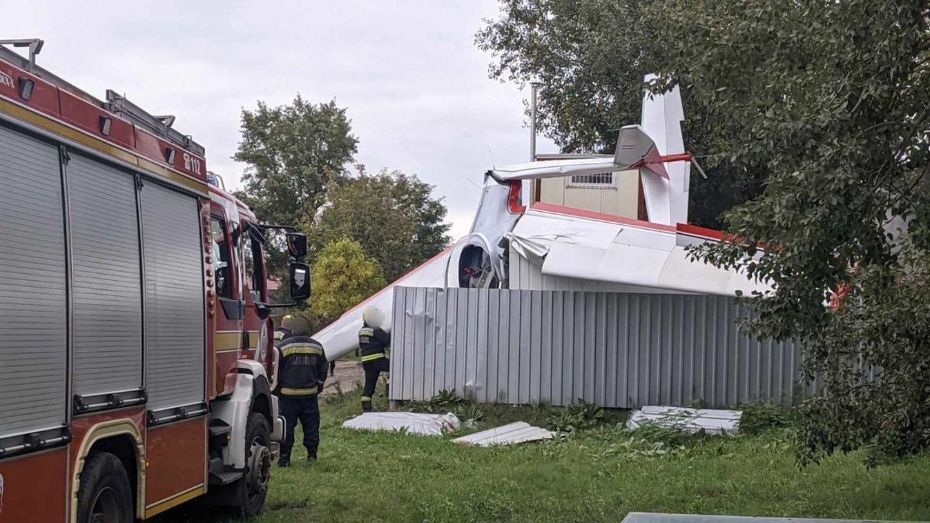 Nagy erőkkel rohantak a mentők: lezuhant egy vitorlázó-repülőgép Dunakeszin