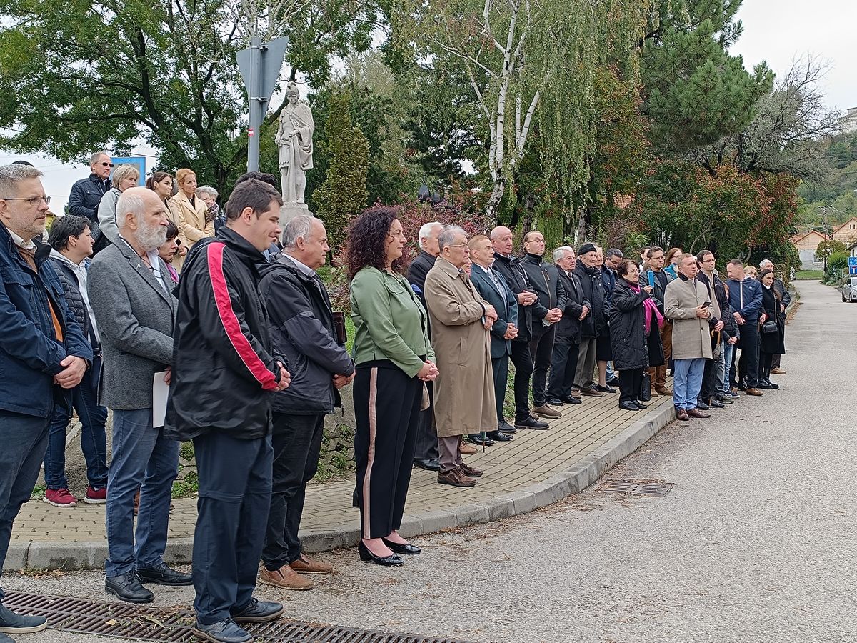 Hálás szülők, nagyszülők, egykori kollégák és osztálytársak érkeztek az emléktábla felszentelésére.