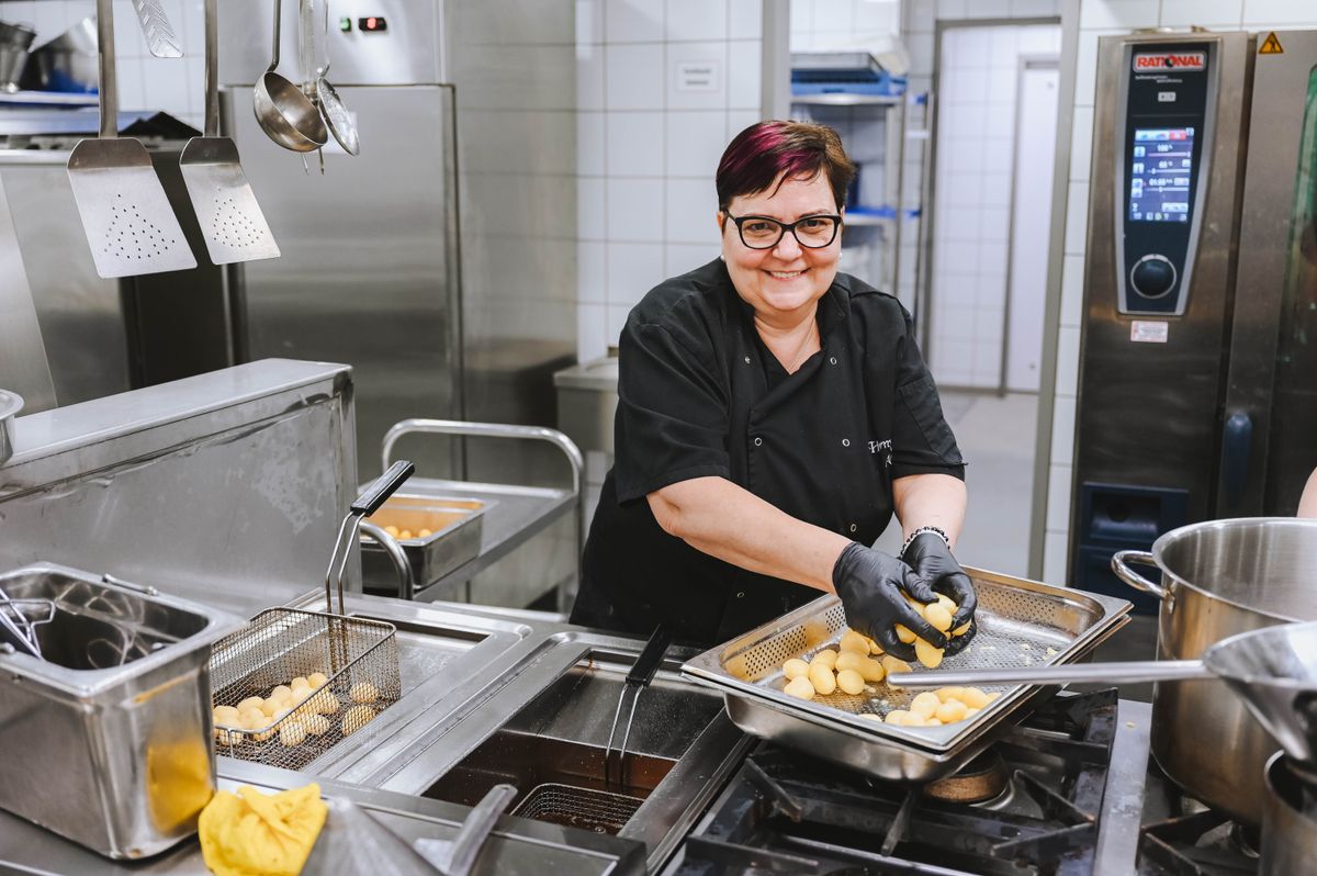 Az Éttermi Héten is különleges ételek készülnek a Hotel Sopron konyháján. Felvételünkön a Zakant étterem munkatársa. 