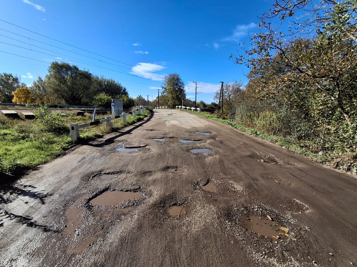 Rossz utakon bukdácsolnak az emberek a Tarkarét utcában.