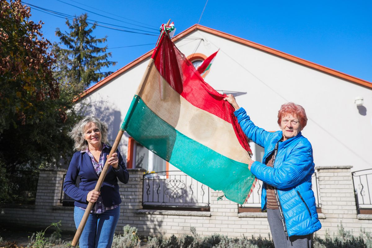 Békési Tamásné Nádasdi Etelka ajándékozta a megőrzött, 1956 emlékét őrző zászlót Friderics Cecília polgármesternek.