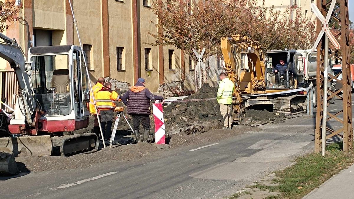 Az Erzsébet királyné utca felújításán dolgoznak az útépítők Csornán. Az utca teljes burkolatát felújítják.