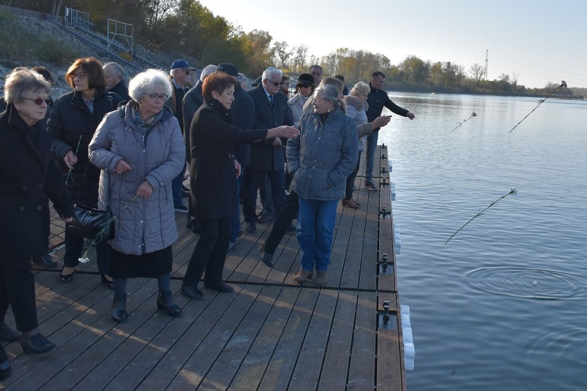 A világháború, a holokauszt áldozataira a Dunába szórt virággal emlékeztek Gönyűn.