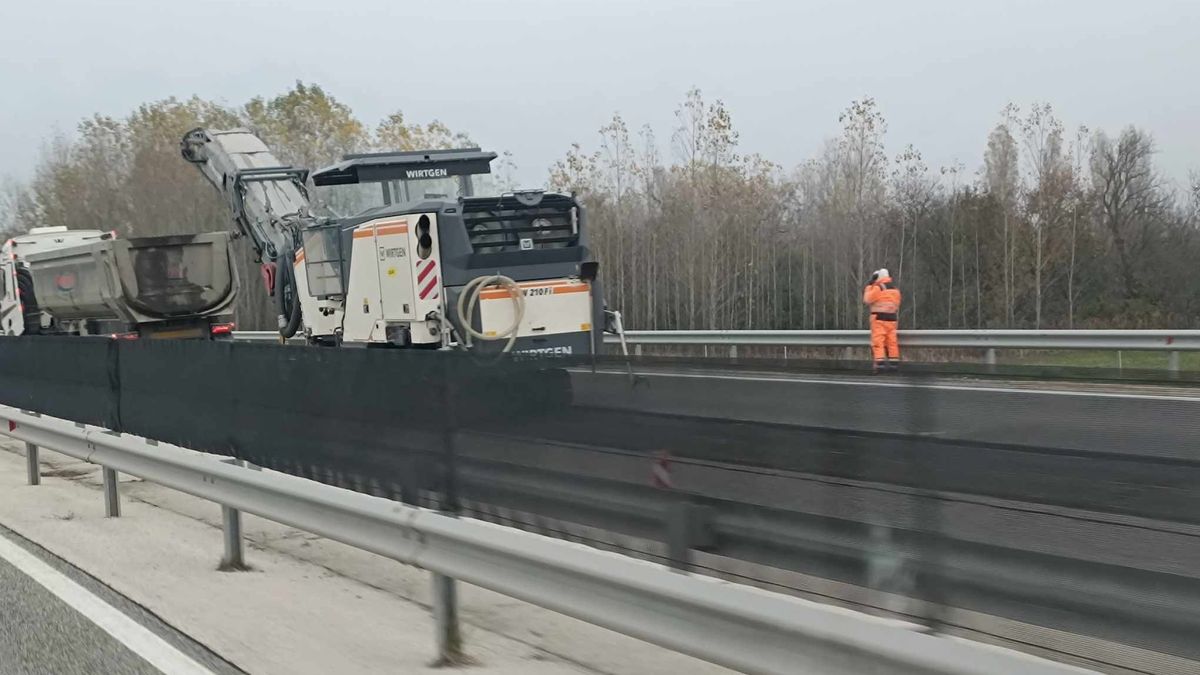 Az M85-ös autóúton lezárták a Győr felé vezető oldalt, mert burkolatjavítást végeznek. November 18-ig kell erre számítani.